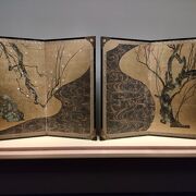 作品の質が高く展示環境も素晴らしい。屏風の見やすさについて東京国立博物館と比較してみました。