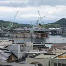 客室から見た尾道水道の造船所です。