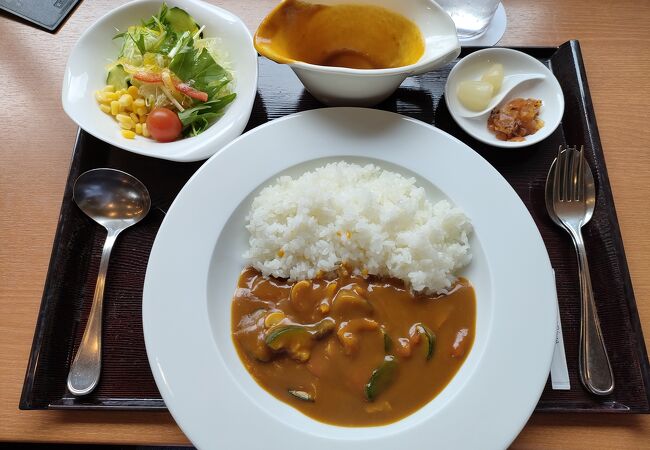 飲食スペースが広々してゆったり食事が楽しめます。