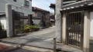 谷中銀座商店街の近くにあります。南側です。