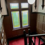 立派な２階建ての洋館です、庭も必見です