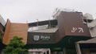 休日の朝も一定の活気