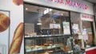 小型の駅ビルです