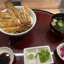 白焼き丼。わさび醤油で食べると美味しかった。