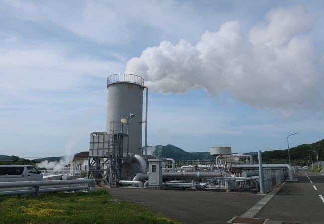 地熱発電施設を見学できます。