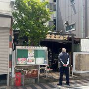 どぶ板通り商店街の入口（横須賀駅側）近く