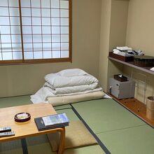 八畳一間のTATAMI部屋。テレビも小さめです。