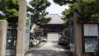 山岡鉄舟のお墓があります。