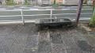 雨模様の日のお昼にも、通りを歩く人多数