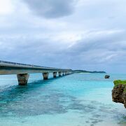 池間島へ移動するときに通る橋。　橋の入口に駐車スペースがあり、青い海を堪能できます!