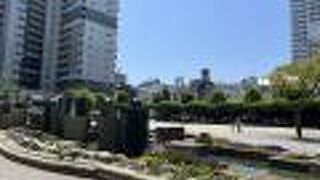 噴水や花壇がきれいな公園