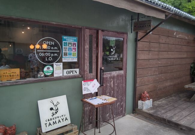 車海老養殖池の脇で食べられます。