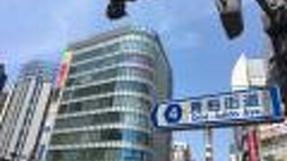 新宿西口の大通り