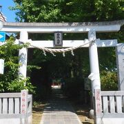 駅近の住宅街に鎮座する歴史を感じる神社