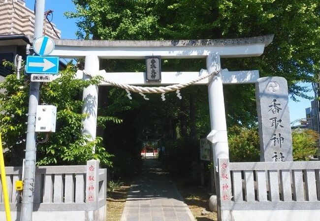 駅近の住宅街に鎮座する歴史を感じる神社