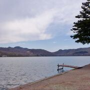 山に囲まれた静かなカルデラ湖です