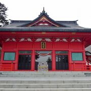 大沼に隣接した明るい神社です