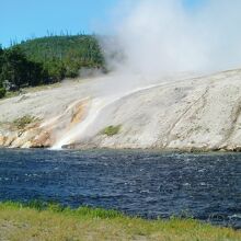 湧き出す温泉量が多く、ファイアーフォール川に流れ落ちています