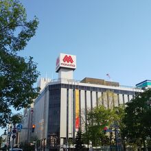 外観、大通りから