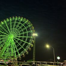 観覧車のすぐそばにあります