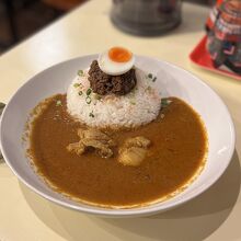 チキンカレーにキーマをトッピング
