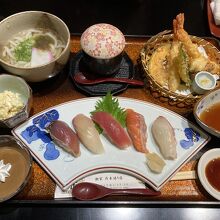 天ぷら寿司うどん御膳です