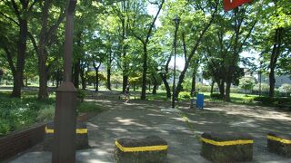 平和な公園からは想像しにくいが旧大日本帝国陸軍第一師団司令部跡など。2.26事件も脳裏に浮かぶ。