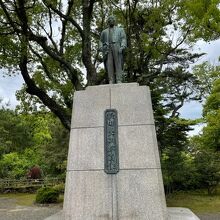この庭園を造った新田翁像