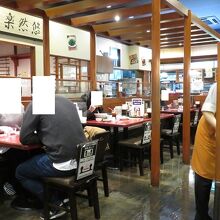 店内はごく一般的な中華食堂と言った雰囲気