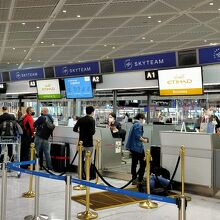 成田空港のチェックインカウンター