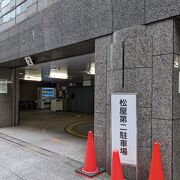 松屋銀座の裏の駐車場は利用しやすい。大きな車は第２駐車場へ