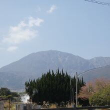 鶴見岳と右の扇山