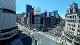 銀座の交差点を