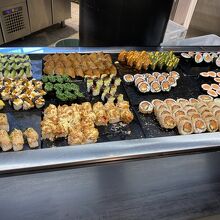 お寿司の持ち帰りもあります(スーパーと同じレジ)