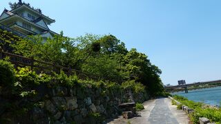 豊川のほとりに鉄櫓が建っています～続日本100名城～