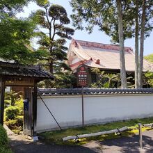 寺の入口から見た本坊。多宝塔と金堂は本坊の奥にあります。