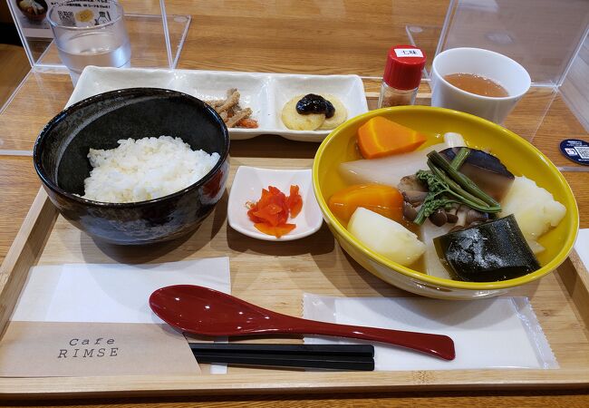 アイヌの伝統料理を食べることができる