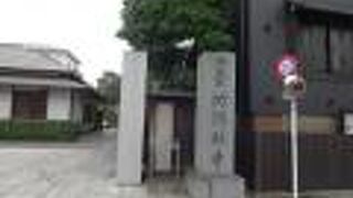 塀や門、中に入った時の建物など、真新しい雰囲気でした。