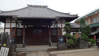 通りの入口のところに、「養泉寺 」と小さく書かれた表示がありました。