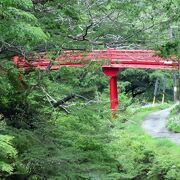 新緑のなかに真っ赤な橋