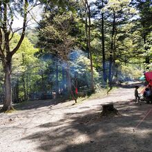 木々に囲まれたキャンプ場。