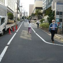 靖国通りから、南側に帯坂が始まる場所の様子です。傾斜が緩い坂