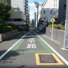 帯坂の様子です。ルクセンブルグ大使館寄り付近の風景です。