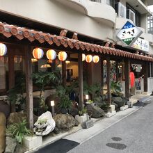 提灯がぶら下がる美崎町の居酒屋さん