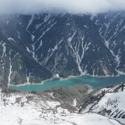 エメラルドグリーンと山肌と雪がきれいでした