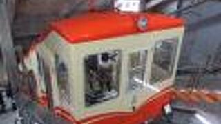 急なトンネル内を通っています