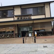 ちょっと傾いて申し訳ないです。草笛小諸本店店頭です。