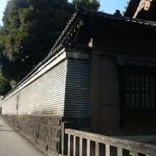 相生坂の湯島聖堂側の歩道部分で、右側が湯島聖堂側です。