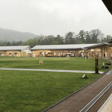 各ブランドのお店を繋ぐ連絡通路。幅も広くて雨が降っても大丈夫