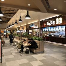 リーズナブルに食事したいならフードコートもあります。